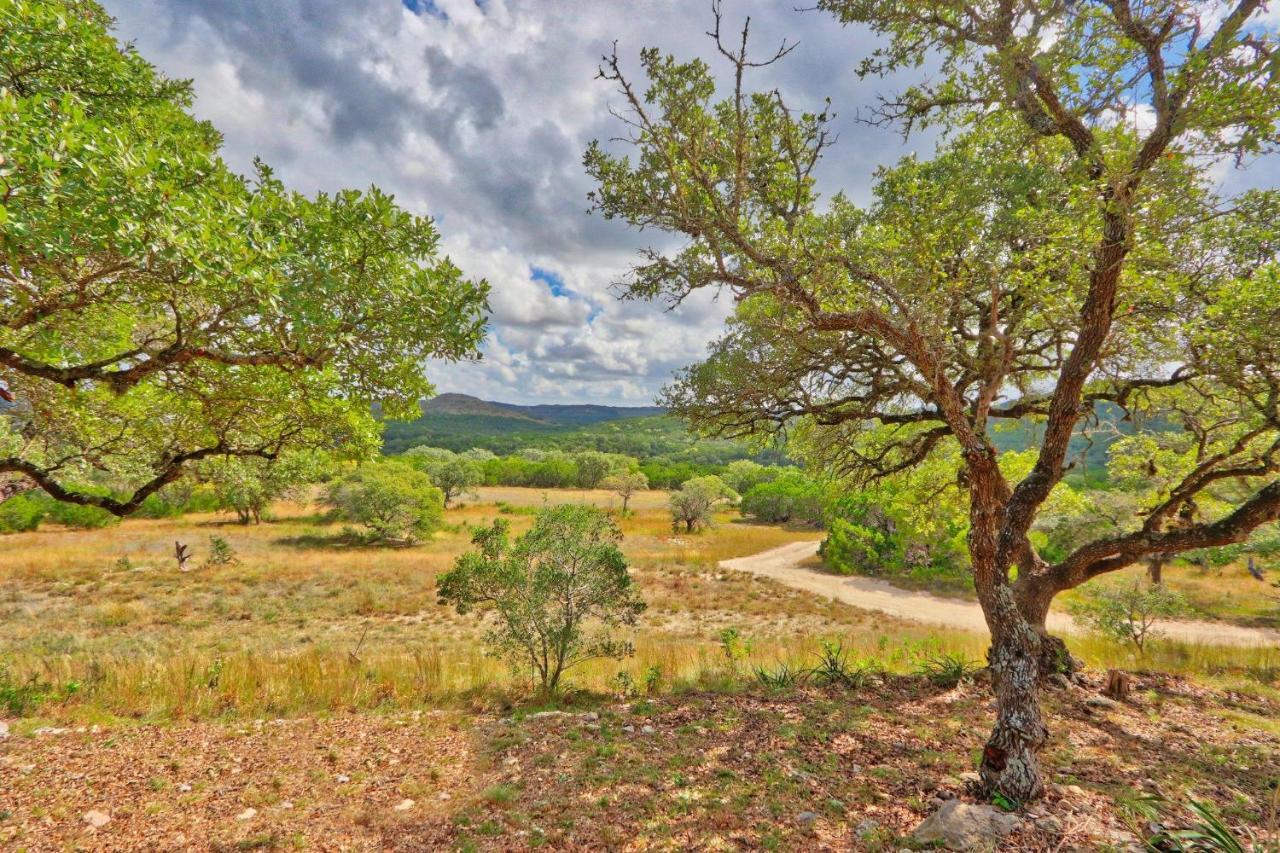 Log Cabin At Old Glory Ranch Wimberley Exterior foto